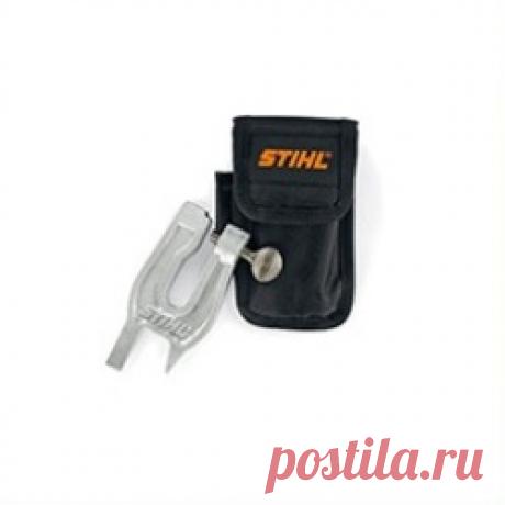 У струбцины Stihl S 260 для фиксации шины малая легкое и удобное исполнение. Очень быстро и просто вбивается в дерево, позволяя легко зафиксировать направляющую шину. В комплекте с практичной сумкой для крепления.