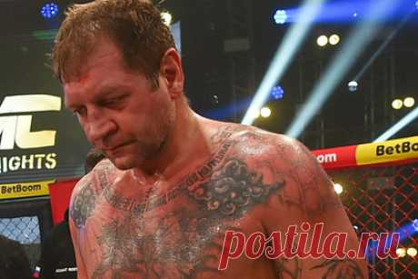 Александр Емельяненко обратился к болельщикам после поражения. Российский боец смешанного стиля (MMA) Александр Емельяненко опубликовал обращение к болельщикам после поражения от бразильца Марсио Сантоса на AMC Fight Nights 106. Он снова вспомнил слова своего старшего брата Федора Емельяненко. «Как говорит мой брат Федор: кто не падал, тот не поднимается!» — заключил Емельяненко.