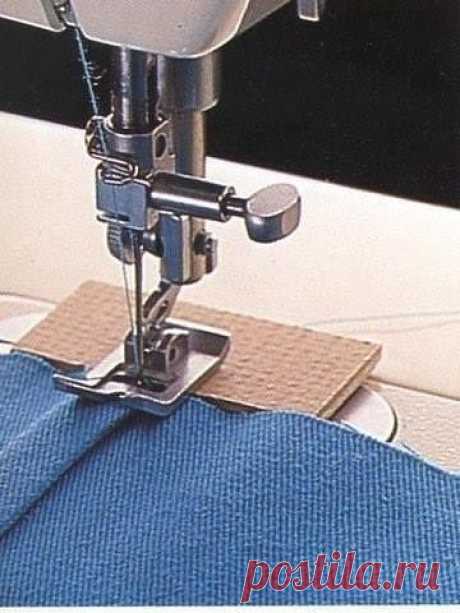 На заметку рукодельницам
Так советуют проходить толстые швы используя приспособление для толстых швов или, например, кусочек картона.
Начало шва. Чтобы выровнять лапку, положите под нее прокладку (например картоночку) и строчите от края ткани.
Проходя через толстый шов:
1. Строчите, пока не дойдете до толстого шва и лапка не начнет подниматься. Поместите прокладку сзади лапки, чтобы ее выровнять.
2. Двигайтесь по толстому шву, пока лапка не начнет опускаться. Чтобы выро...