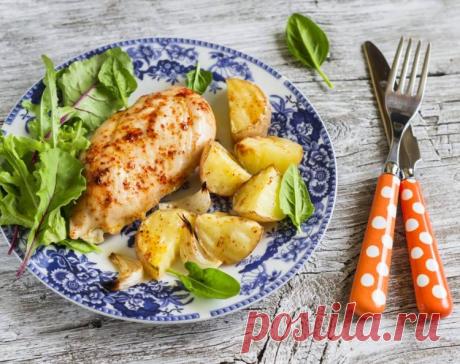 Что может быть вкуснее ароматного рассыпчатого картофеля с нежнейшей сочной куриной грудкой? Это блюдо у нас в фаворитах, готовим его