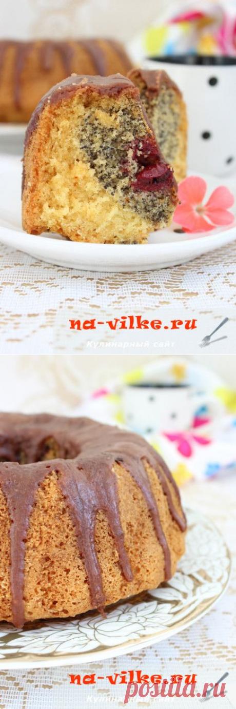 Кекс с вишней и маком под шоколадной гразурью.