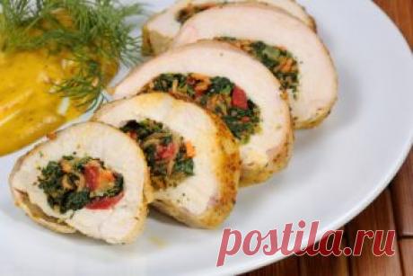Фаршированная куриная грудка с овощами Приготовленные по нашему рецепту запеченные фаршированные куриные грудки с овощами и шпинатом – отличная идея для праздничного стола.