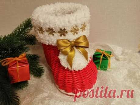 Новогодний башмак из бумажной лозы.