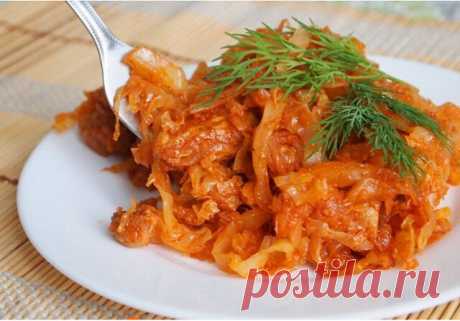 Если у Вас осталась готовая тушеная свинина, то к ней можно приготовить тушеную капусту и получится очень вкусное и сытное блюдо. Необходимые продукты 1/2 капусты 1/2 чайной ложки соли 1 луковица 2 зубчика чеснока острый перец по вкусу 3 столовые ложки растительного масла свинина Начинаем приготовление Начните с нарезки овощей. Капусту надо очень тонко нашинковать. Головку репчатого лука нарезать тоненькими полукольцами. Перец надо нарезать тонкими колечками. Чеснок очисти...