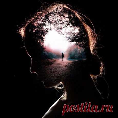 Подарок для Гргоны Есть у меня на одном телепроекте генпродюссер - шикарная женщина лет пятидесяти, но выглядит на 39. Очень небедная девушка... за спиной все зовут ее Горгоной, за кроткий нрав наверное...Но есть у нее одна странность - это ее мобильный телефон, он неприличен даже для старушки-пенсионерки...