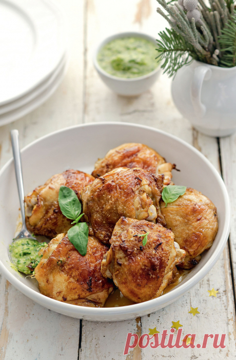 Куриные бедрышки с зеленой приправой Бедро молодого цыпленка и густой чесночный маринад – то, что нужно для правильного обеда. Мы приготовили вкусное и сытное блюдо, сохранив натуральный вкус курицы.