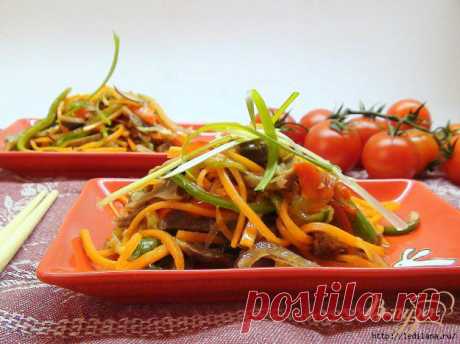 Острый овощной салат с куриными желудками.