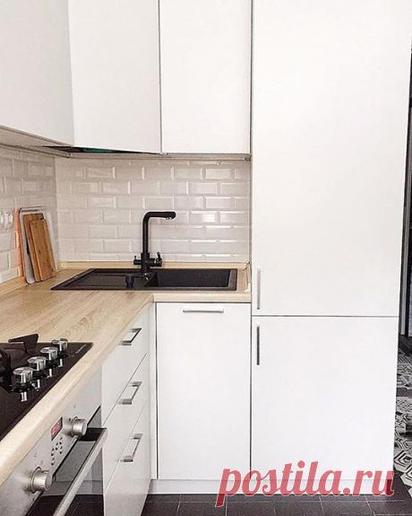 Дизайн маленькой кухни в хрущевке с холодильником - куда поставить, как расположить