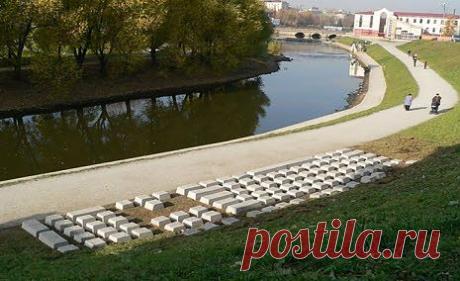 Самые необычные памятники: гигантская клавиатура в Екатеринбурге | Оригинальные новости