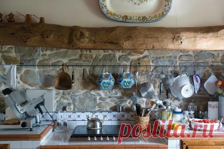 9 вещей, которые вы должны выкинуть из кухни прямо сейчас В российских домах и квартирах кухня — место притяжения и для людей, и для вещей. Подсказываем, от чего нужно избавиться немедленно, чтобы комната вмиг преобразилась.