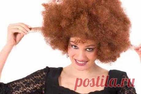 Прически на кучерявые волосы (44 фото): видео-инструкция как сделать своими руками, особенности укладок на каждый день, для средней длины, цена, фото
