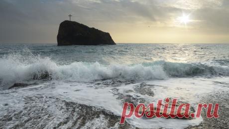 Откуда берутся квадратные волны? Любители морских прогулок нередко могут наблюдать, что волны накатывают на берег не параллельно, а почти ровной шашечкой. Такой феномен называют