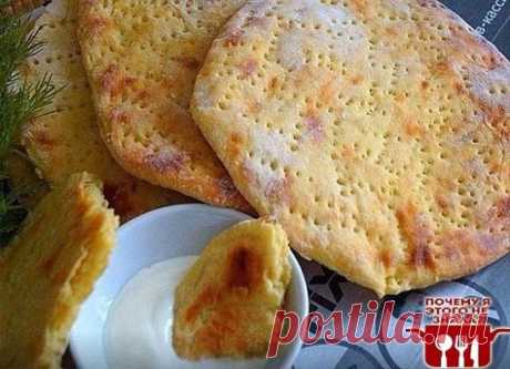 Финские картофельные лепёшки.
Для приготовления понадобится:
картофель- 5-6 шт
яйцо- 1 шт
мука- 100 гр
растительное масло- 1 стол ложка
соль- 0,5 чайной ложки
чёрный перец- по вкусу
Картофель очистить и отварить до готовности,размять в пюре без комков,добавить соль,перец,яйцо и муку,замесить мягкое тесто.
Стол присыпать мукой, тонко раскатать тесто ,вырезать с помощью тарелки лепёшки,наколоть их вилкой.
Выложить лепёшки на противень застеленной пергаментной бумагой.
Выпекать в разогре