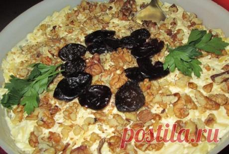 Слоеный салат с курицей и черносливом