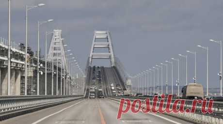 На Крымском мосту перекрыли движение транспорта. Проезд автотранспорта по Крымскому мосту временно приостановлен. Об этом сообщил оперативный канал информационного центра по автомобильным дорогам о ситуации на автоподходах к Крымскому мосту и подготовке к досмотру. Читать далее
