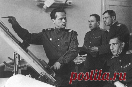 Когда в 1990-е годы Михаил Калашников стал впервые появляться на публике, люди просто не могли поверить в то, что он – настоящий. Многие даже пытались дотронуться до него в желании убедиться: он существует на самом деле! 25 лет конструктор трудился в обстановке строжайшей секретности, а о семье его, вполне естественно, не было никакой информации. Сам Михаил Тимофеевич говорил, что счастье всей жизни нашёл благодаря известному на весь мир АК.
https://kaleidoscopelive.ru/plan...