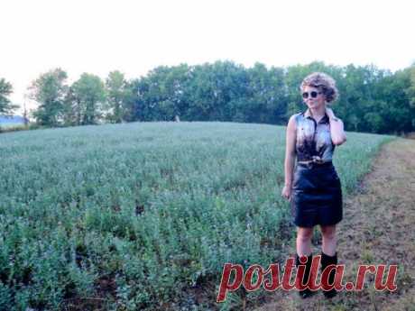 Космическая рубашка с помощью отбеливателя и распылителя краски