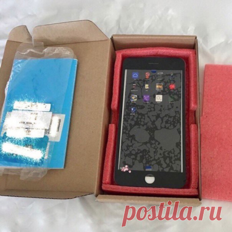 В сеть утекли фотографии прототипа iPhone 8 с необычным дизайном В сеть попали изображения прототипа готовящегося к анонсу смартфона iPhone 8. Фотографии разместил в сети блогер Бенджамин Гескин. стройство в коробке прикрыто специальной защитной пленкой, делающей фронтальную сторону iPhone 8 похожей на то, что мы можем видеть в моделях предыдущего поколения. После снятия пленки перед нами предстает аппарат с безрамочным дизайном, который отличается от предыдущих утечек фотографий iPhone 8. В…