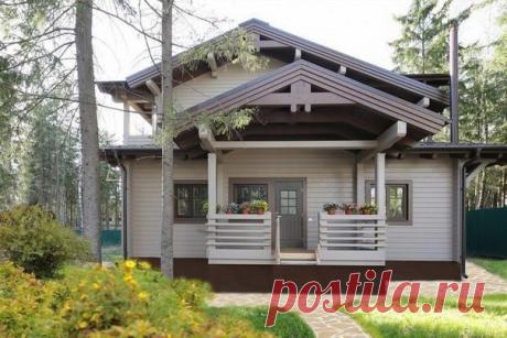 Подчеркнуть самодостаточность интерьера из натурального дерева и придать ему индивидуальность: дизайнеры сделали это с помощью матовой краски, мебели в стиле прованс и уютного текстиля