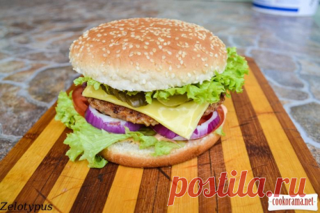 Гамбургер с куриной котлетой и острым соусом / Горячие закуски / Кукорама — вкусные рецепты!