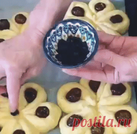 «Цветочки с финиками». Красивая идея для выпечки.