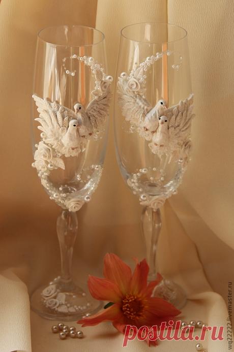 Wedding glasses / inspiration https://cs1.livemaster.ru/foto/large/1025132973-svadebnyj-salon-svadebnye-bokaly-golubki-n9441.jpg