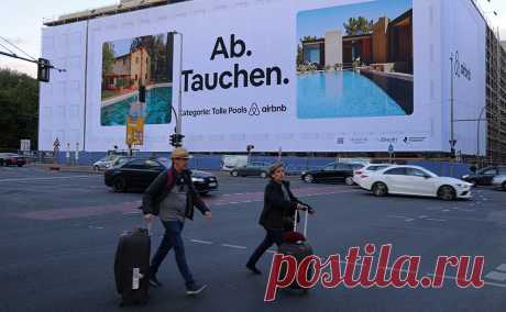 В Airbnb сравнили спрос на путешествия с покупкой сумки Fendi. После пандемии коронавируса на рынке произошла переоценка приоритетов, спрос на путешествия продолжает расти, заявил в интервью Bloomberg финансовый директор компании по аренде жилья Airbnb Дейв Стивенсон.