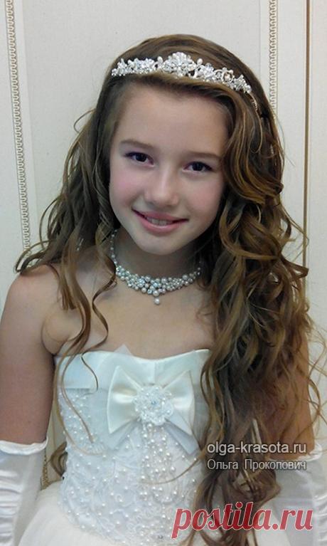 Прическа (нарощенные локоны )и макияж маленькой гостье на свадьбе очаровательной и нежной Дарье.