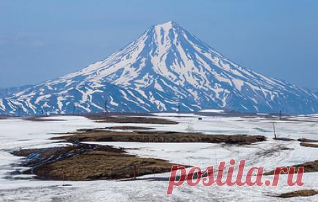На Камчатке проведут обстрел склонов вулкана Вилючинский для спуска лавин. Профилактические мероприятия нацелены на недопуск возникновения чрезвычайных ситуаций в будущем и защиту дороги от поселка Термальный до перевала Вилючинский и высоковольтной линии возле лавиноопасных участков