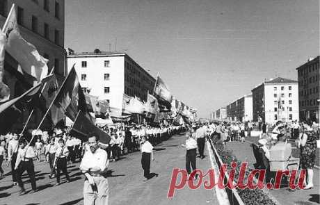 Завтра отмечается официальная дата начала строительства Норильского комбината. 
23 июня 1935 года Совет Народных Комиссаров СССР принял историческое постановление под грифом «Совершенно секретно» «О строительстве Норильского никкелевого комбината» (орфография сохранена). Его строительство признавалось ударным, ответственность за него возлагалось на Главное управление лагерями Нарком внутренних дел, которому предписывалось организовать для этой цели специальный лагерь. Зад...