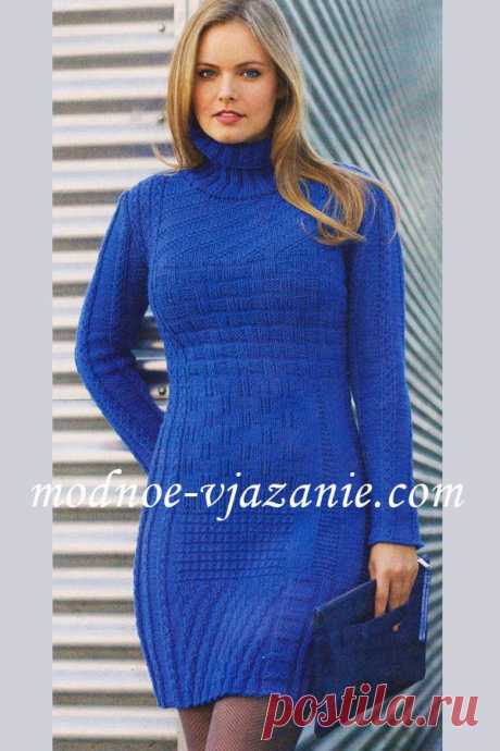 Синее узорчатое платье