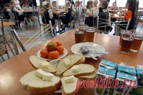 В Госдуме предложили увеличить время обеда для школьников. Депутат Госдумы Василий Власов предложил увеличить время перемены в школах, которая предусмотрена для обеда детей. С таким предложением он обратился к министру просвещения Сергею Кравцову, пишет RT. Из обращения следует, что в большинстве школ на обед выделяется перемена длиной 20 минут.