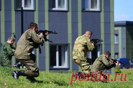 Будущие контрактники рассказали, что на их решение повлияли подвиги дедов. Добровольцы назвали пример воевавших с фашистами дедов своей мотивацией.
