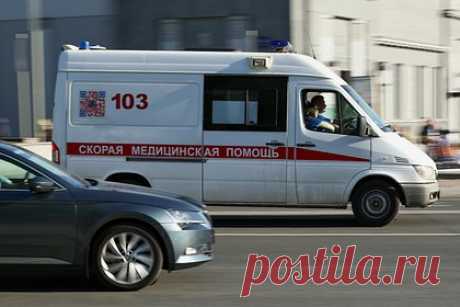В российском регионе мужчина изрезал ножом сотрудника МВД. В Саратовской области местный 46-летний житель напал с ножом на сотрудника полиции. Днем 25 июня фигуранта задержали за административное правонарушение. В служебном авто он ударил сотрудника МВД ножом в шею. Силовика госпитализировали. По факту произошедшего возбуждено дело.