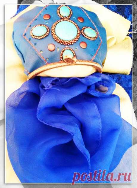 Такой вот получился кошелёчек) Материал - натуральная кожа турецкого производства. Подкладка (внутренняя часть кошелёчка) - креп-атлас цвета свежей травки. Камушки - бирюза, отстрочка - шелковая нить, рыжего цвета, двойной скрутки (прочно и надёжно!). Одевается на руку. Длина (высота) сумочки - 14 см., ширина (в самом широком месте, середина) - 14 см. 
Эксклюзивная работа ждёт свою хозяйку! Стоимость готовой работы (именно этого кошелька) - 3000 тг.