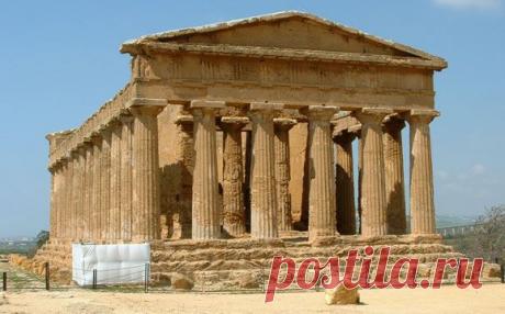 Храм Аполлона в Дельфах.