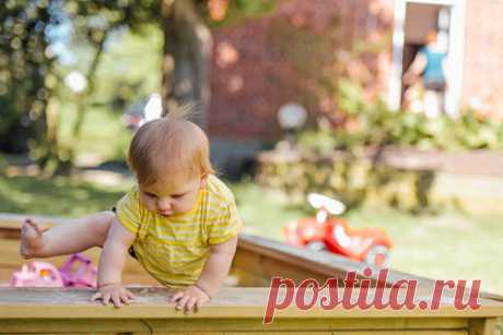 Доктор Комаровский развеял миф о пользе ортопедической обуви. Врач и телеведущий Евгений Комаровский развеял популярный миф о том, что ношение ортопедической обуви является эффективным способом профилактики плоскостопия у детей. По его словам, если ребенок прыгает, бегает, скачет в квартире, по лестницам, в парке и по улицам, то никакая специальная обувь ему не нужна.