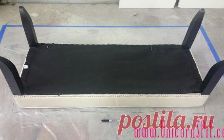 Девушка решила покрасить банкетку в цвета заката весьма необычным способом