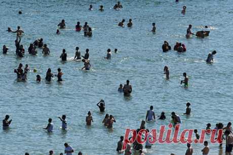 Изнасилованная на пляже днем 15-летняя девушка рассказала о случившемся. Изнасилованная туристом на многолюдном пляже в Великобритании 15-летняя девушка рассказала о случившемся. Она уточнила, что инцидент произошел в популярном среди британцев курортном городе Борнмуте на глазах у ее друзей и других отдыхающих. Неизвестный мужчина схватил ее за руку и начал затаскивать в море.