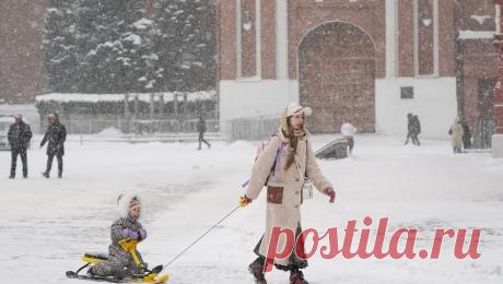 Москве на Новый год предсказали снег. В Москве на Новый год выпадет снег, несмотря на теплое начало декабря. Об этом в своем Telegram-канале заявила метеоролог Татьяна Позднякова. "В этом декабре москвичи без снега на Новый год не останутся", — написала ...