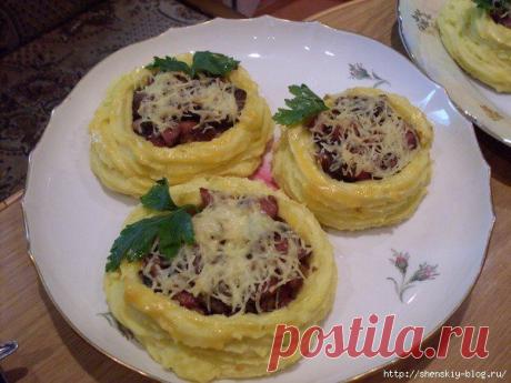 Картофельные корзиночки с грибами и ветчиной