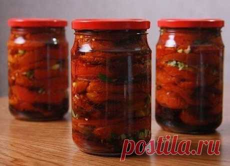 ПОМИДОРЫ ПО-КОРЕЙСКИ НА ЗИМУ
Ингредиенты:
Спелые (не перезрелые) помидоры — 2 кг.
Морковь — 4 шт.
Болгарский перец (цветной) — 5 шт.
Столовый уксус (9%) — 100 мл.
Растительное масло — 100 мл.
Чеснок — 5 зубчиков
Молотый перец чили — 1 ст.л.
Соль — 2 ст.л.
Сахарный песок — 100 гр.
Свежая зелень петрушки, укропа, кинзы — по вкусу
Приготовление:
1. Подготовить овощи: помыть, почистить. Морковь, болгарский перец и чеснок измельчить с помощью блендера или пропустить через мяс...