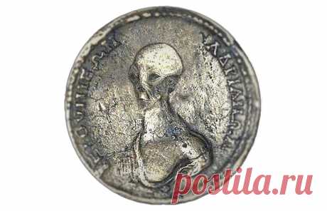 Свидетельства о пришельцах на монетах
Древняя монета была обнаружена на юге Египта в 2016 году при проведении ремонтных работ в старинном здании. Согласно сообщениям, на монете изображено то, что многие посчитали главой внеземных существ…