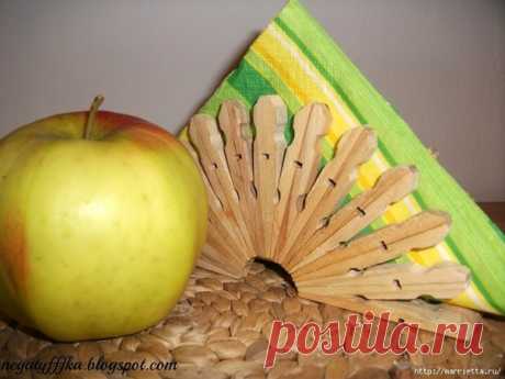 Салфетница из деревянных прищепок