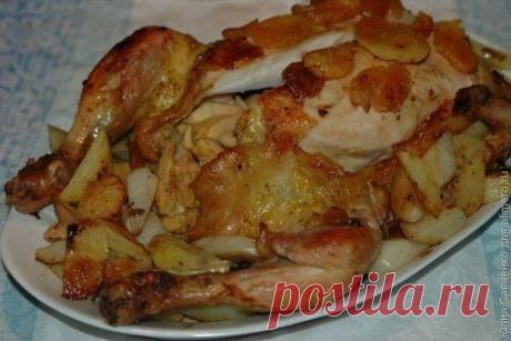 Курица, запеченная с курагой и яблоками