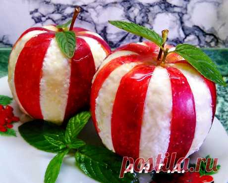 ЯБЛОКО С ТВОРОГОМ !!! **В яблоках - надрезы дольками, но не до конца. Затем аккуратно вытяни дольки через одну. *Заполни пустые надрезы творогом, и полей мёдом. *Скоро Праздник!