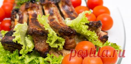 Запечённые свиные рёбрышки.