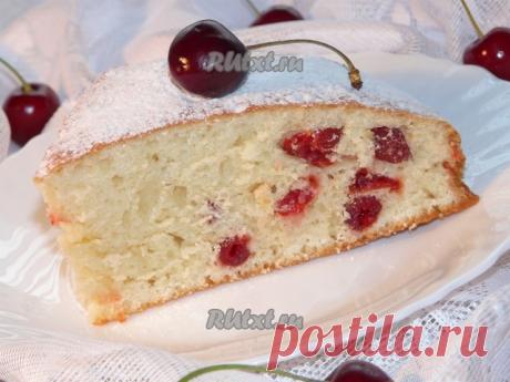 Кекс на сметане
3 яйца;
200 г сахара;
400 г муки;
12 г разрыхлителя;
пара горсточек сушёной вишни или других сухофруктов;
растительное или сливочное масло для смазывания формы;
сахарная пудра д