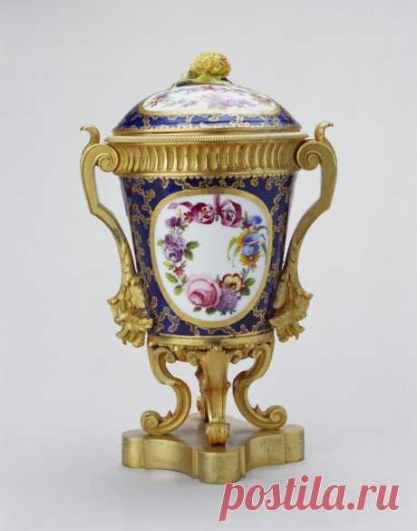 Антикварные вазы из севрского фарфора с позолотой... Royal Collection