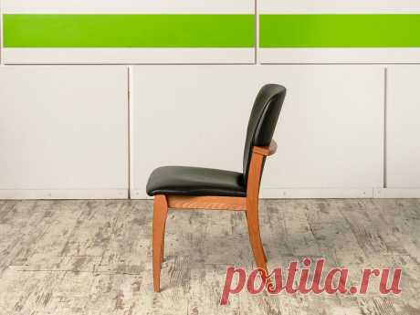 Купить Конференц кресло для переговорной на ножках Кожзам Чёрный Россия (УНКЧ2-28019) – Д-Мебель